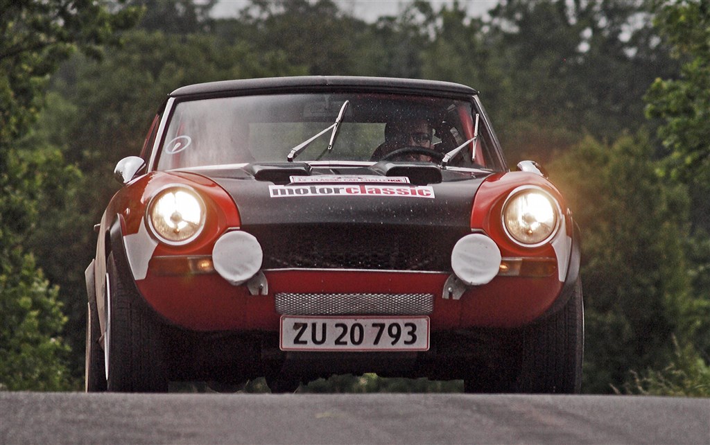 Hvad sker der efter næste bakketop? Tonni Hermansen og Frederik Dagnæs-Hansen i Fiat 124 Spider runder et højt punkt i 12CCC.
(Foto: Åge Keseler Kirketerp)